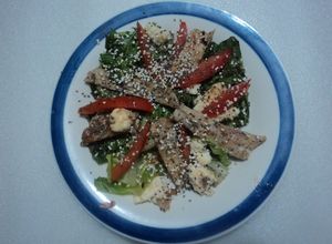 Una foto de Ensalada con milanesa de pollo asada, aderezo de tuna-miel  con amaranto y chía. Jalisco México
