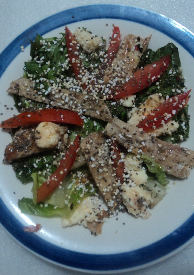 Una foto de Ensalada con milanesa de pollo asada, aderezo de tuna-miel  con amaranto y chía. Jalisco México
