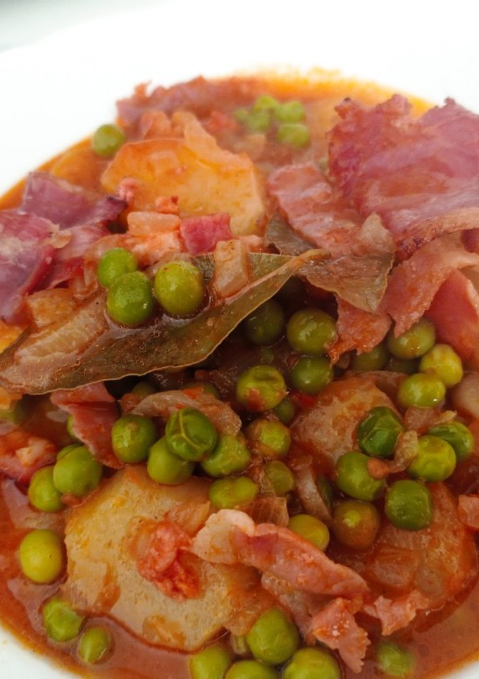 Una foto de Guiso de guisantes y bacon