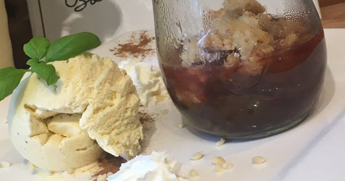 Pflaumencrumble im Glas mit Zimtstreusel und Vanilleeis