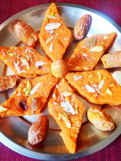 A picture of Carrot dates barfi.