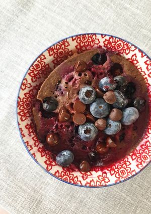 Una foto de Mini cake de blueberries en microondas