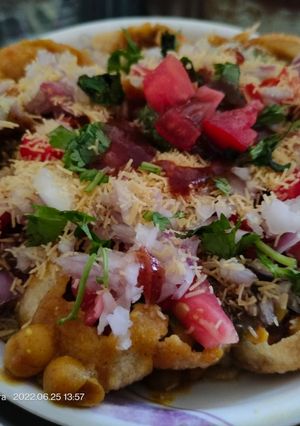 A picture of White mutter chaat.