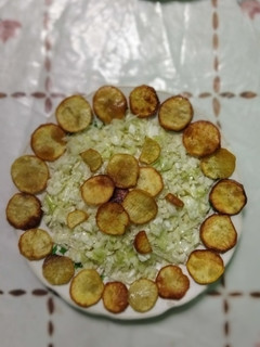 Una foto de Ensalada de col y frituras de boniato