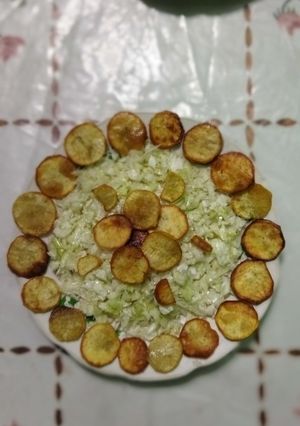 Una foto de Ensalada de col y frituras de boniato
