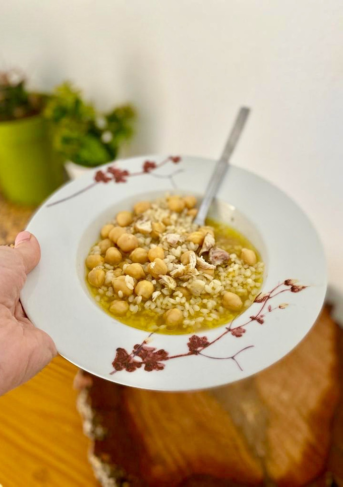 Una foto de Sopa de arroz con garbanzos