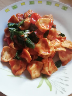Una foto de Tortellinis rellenos con pasta de jamón