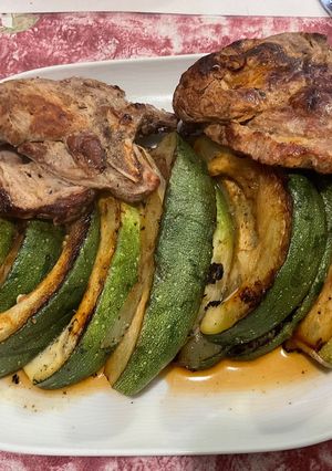 Une photo de Côtes de porc aux demies lunes de courgette ronde marinées grillées