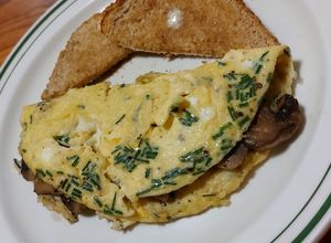 Una foto de Omelette de champiñones con cebollín