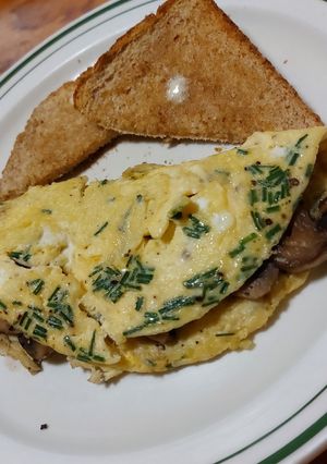 Una foto de Omelette de champiñones con cebollín