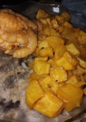 Una foto de Pollo con papas en paellera
