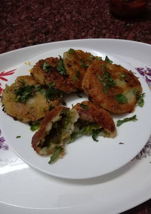 A picture of Aloo matar ki tikki.