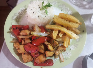 Una foto de Saltado de pollo