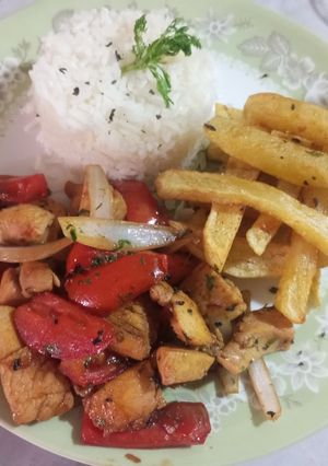 Una foto de Saltado de pollo