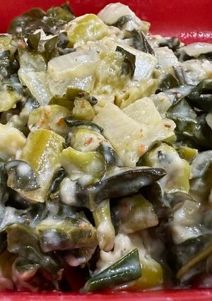 Una foto de Hojas de brócoli con salsa blanca