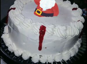 Una foto de Torta de chocolate cubierta con frosting de queso