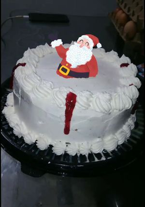 Una foto de Torta de chocolate cubierta con frosting de queso