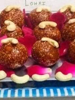 तिल गुड़ के लड्डू (Til Gur ke laddu recipe in Hindi) रेसिपी मुख्य फोटो