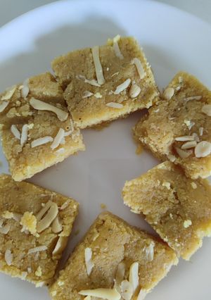 मोहनथाल (Mohanthal recipe in Hindi) रेसिपी मुख्य फोटो