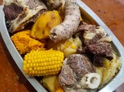 Una foto de puchero con salsa