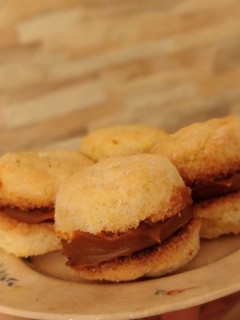 Una foto de Alfajores de coco y dulce de leche