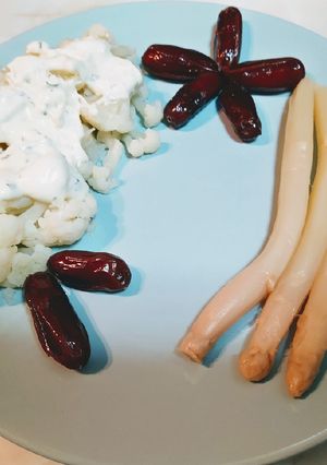 Una foto de Ensalada templada de coliflor con espárragos y dátiles