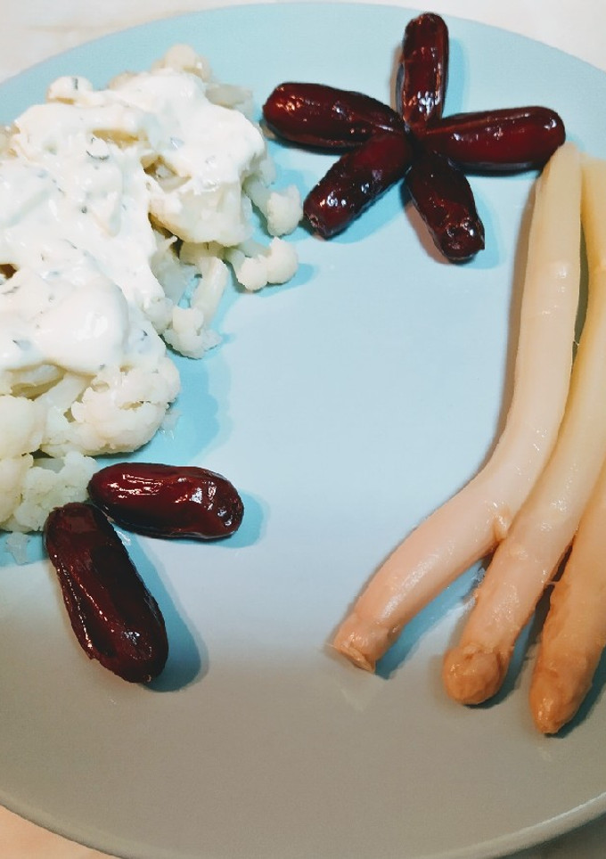 Una foto de Ensalada templada de coliflor con espárragos y dátiles