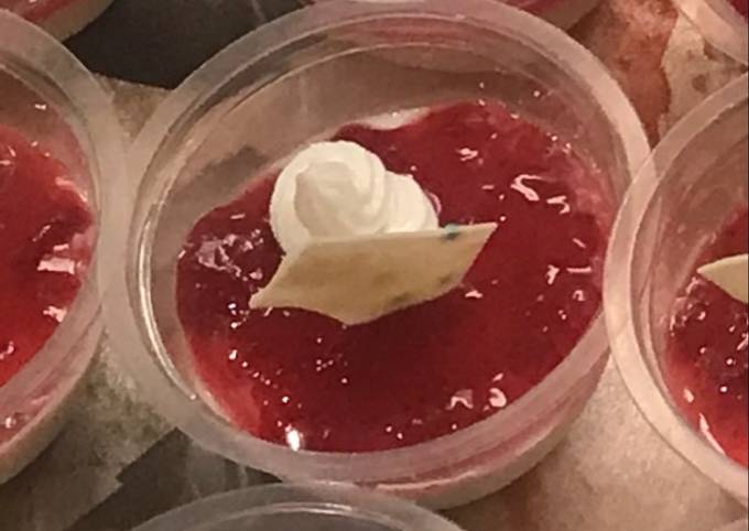 White chocolate mousse with Apple and strawberry sauce # Apple