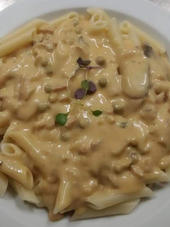 Una foto de Macarrones con salsa cremosa de champiñones, bacon y guisantes