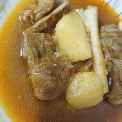 A picture of Aloo gosht.