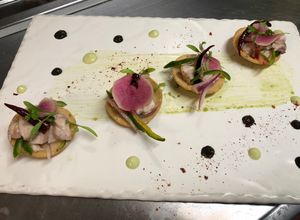 Una foto de Ceviche de róbalo con chilapas y salsa negra