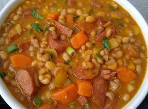 Foto de Feijão saboroso com calabresa, cenoura e bacon