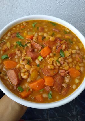 Foto de Feijão saboroso com calabresa, cenoura e bacon