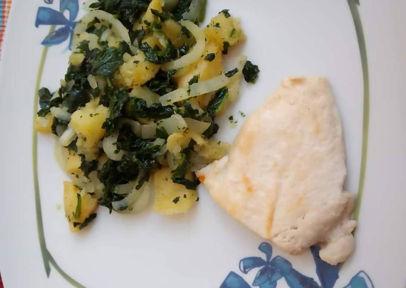 Salteado de espinacas y papa cocida con pollo a la plancha😍