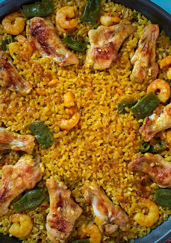 Una foto de Arroz integral con pollo y langostinos