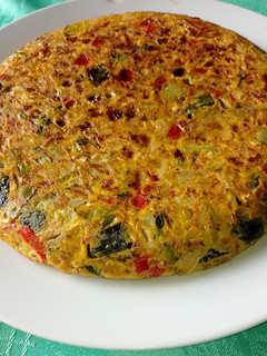 Una foto de Tortilla de zapallitos y atún🐟