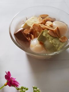 Hình của món Chè khúc bạch.