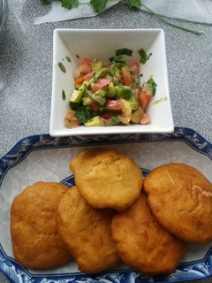 Una foto de Sopaipillas con pebre tipo Guacamole