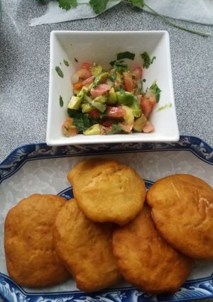 Una foto de Sopaipillas con pebre tipo Guacamole