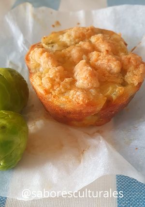 Una foto de ✅ Muffins de repollitos de Bruselas y crumble de queso