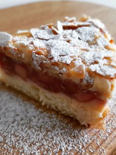 Una foto de Bizcocho de crema, manzana a la canela y almendras sin gluten