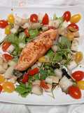 Trancio di salmone all'insalata con melone bianco e aceto balsamico