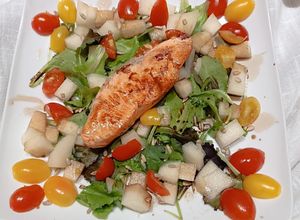 Foto di Trancio di salmone all'insalata con melone bianco e aceto balsamico