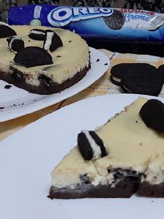 Una foto de Cheesecake con base de brownie y oreos