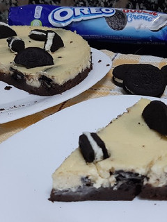 Una foto de Cheesecake con base de brownie y oreos