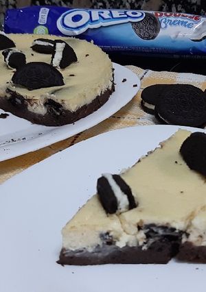 Una foto de Cheesecake con base de brownie y oreos
