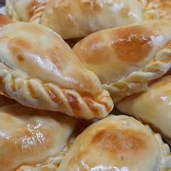 Una foto de Empanadas de salchichas y queso