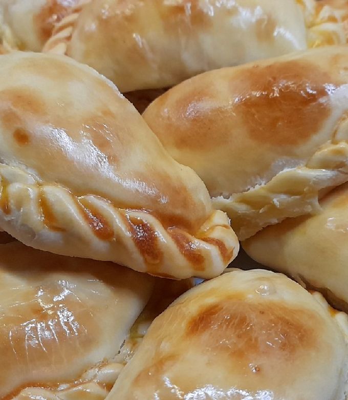 Una foto de Empanadas de salchichas y queso