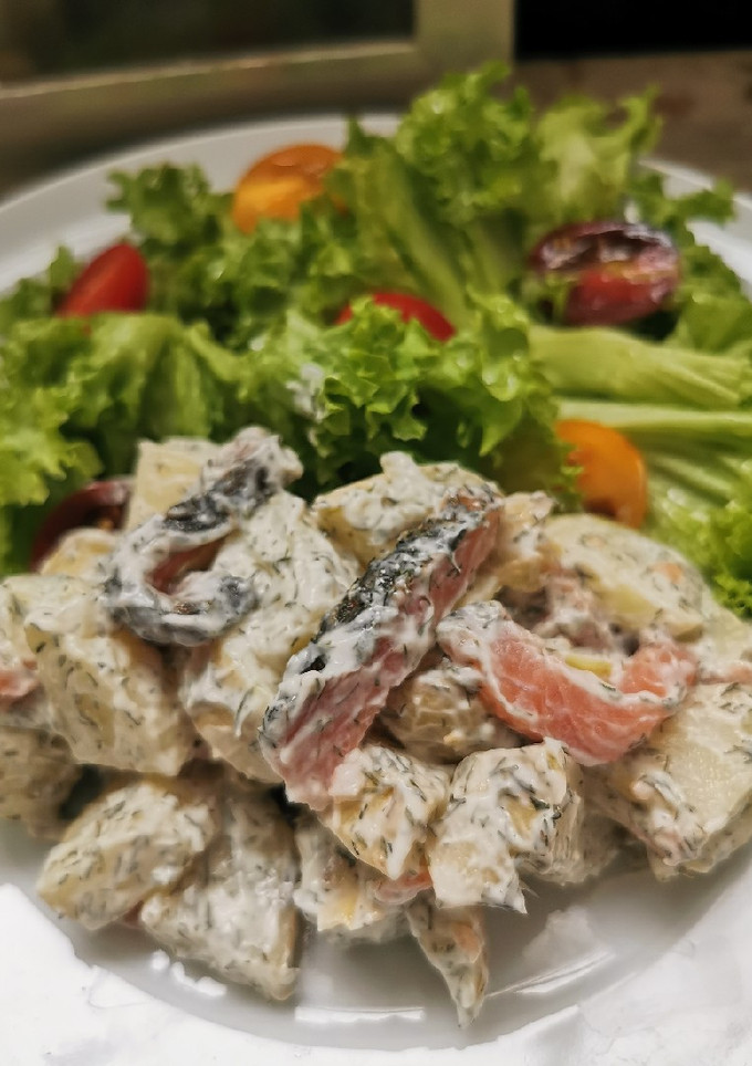 Una foto de Ensalada de papa y salmón ahumado