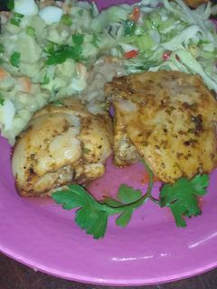Una foto de Pollo al horno saborizado con 2 ensaladas
